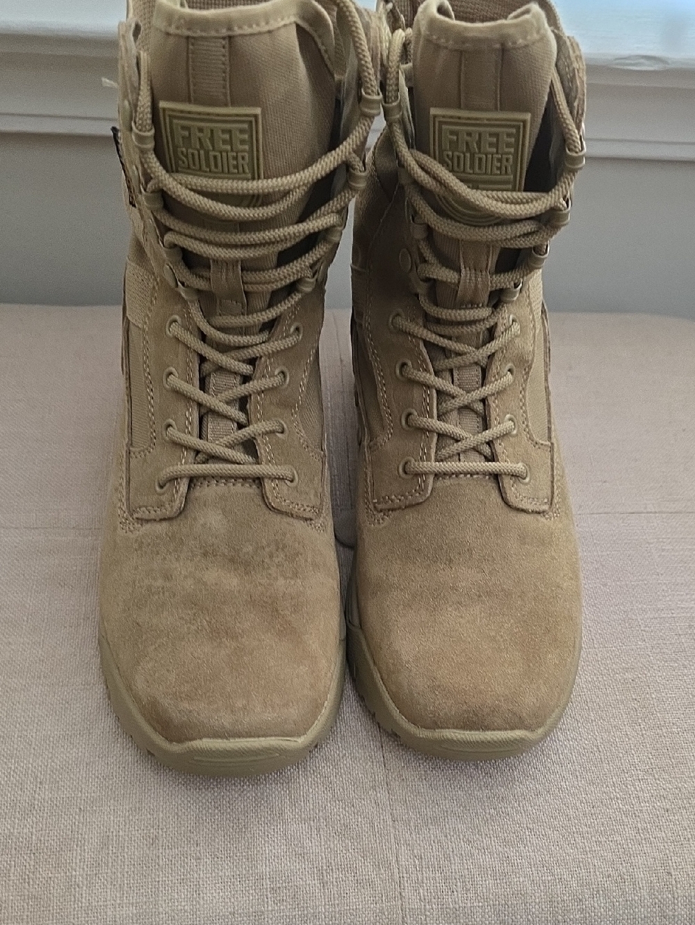 Men's Tactical Boots in Tan Size 8 Like New.